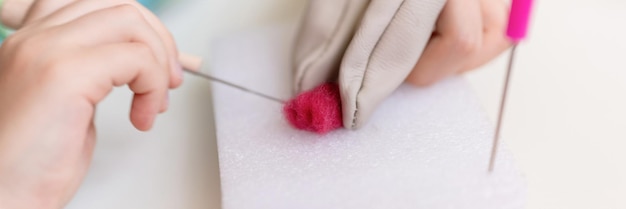 Mâini lucrând broderie